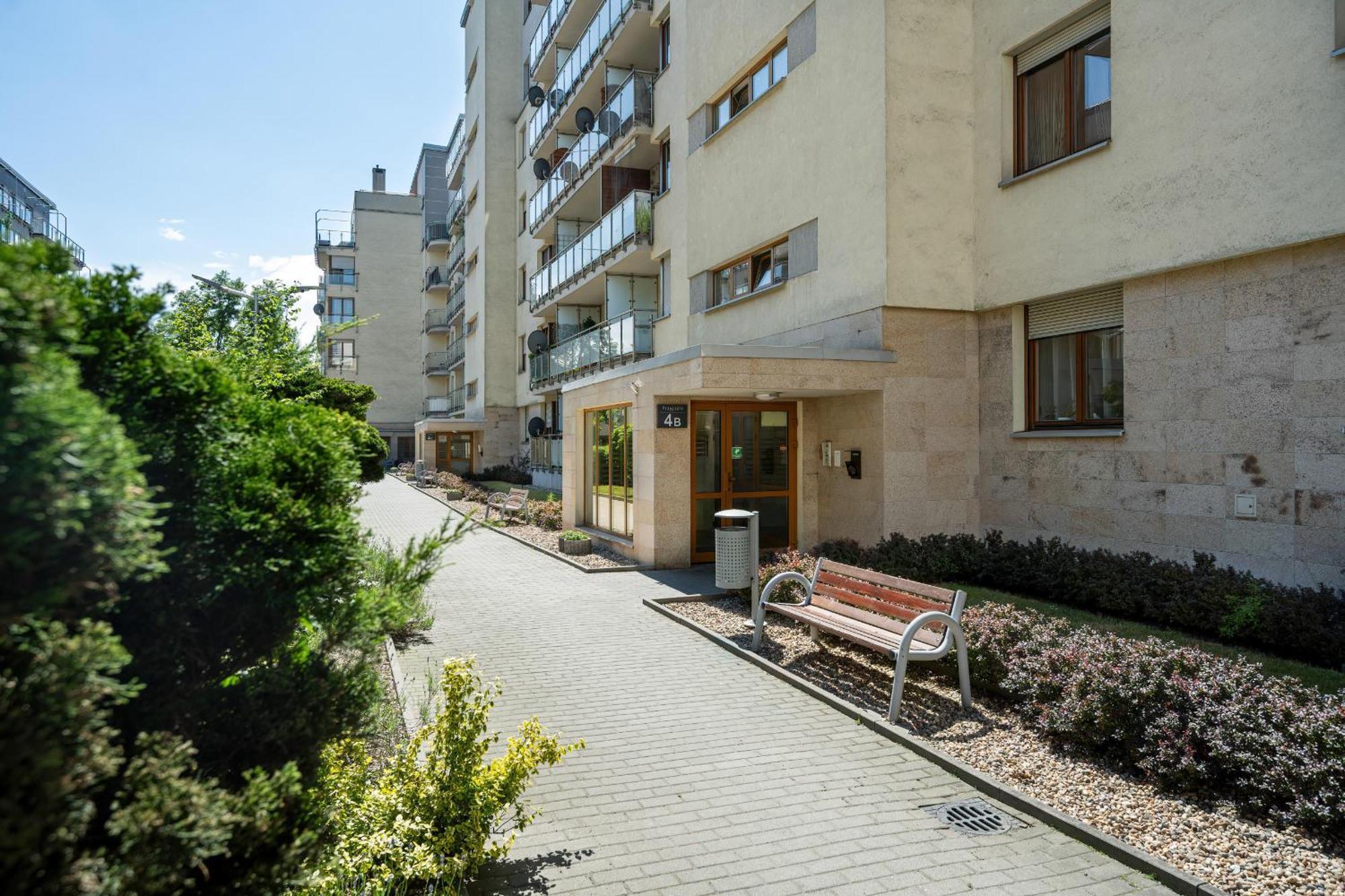 Przytulny Z Parkingiem Partynice We Wroclawiu By Renters Wroclaw